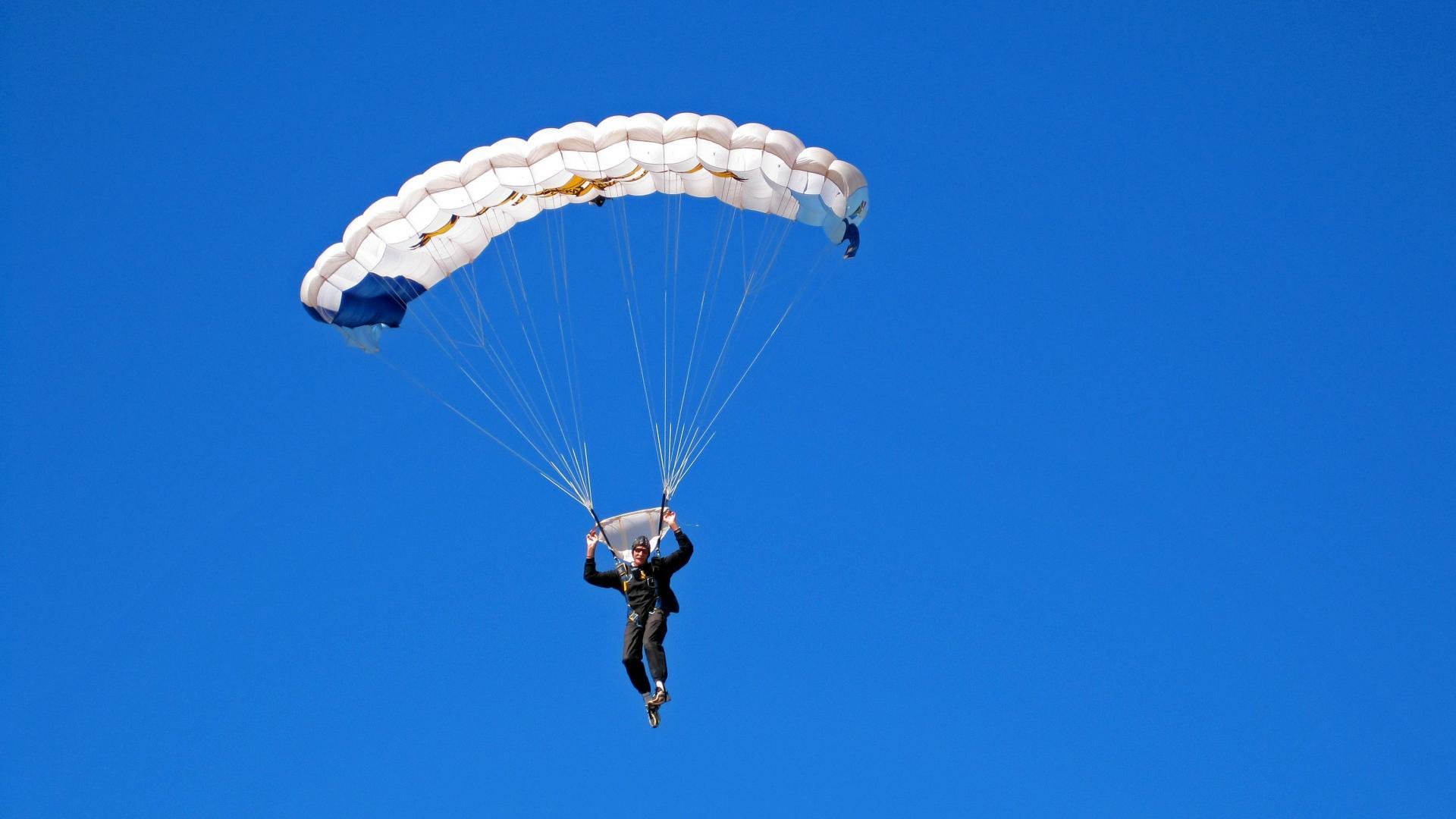 开云娱乐-水上橡皮艇漂流赛，惊险刺激欢乐无限，橡皮艇在水里如何固定